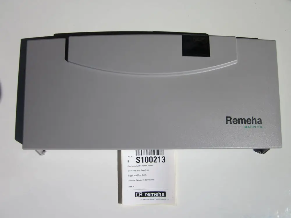 Grauer Plastikdeckel für das Schaltfeld von Remeha. Auf dem Deckel befindet sich das Markenlogo und eine Artikelnummer ist neben dem Produkt abgebildet.